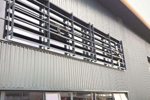 Maple’s Aurora brise soleil system used on massive DIRFT distribution hub